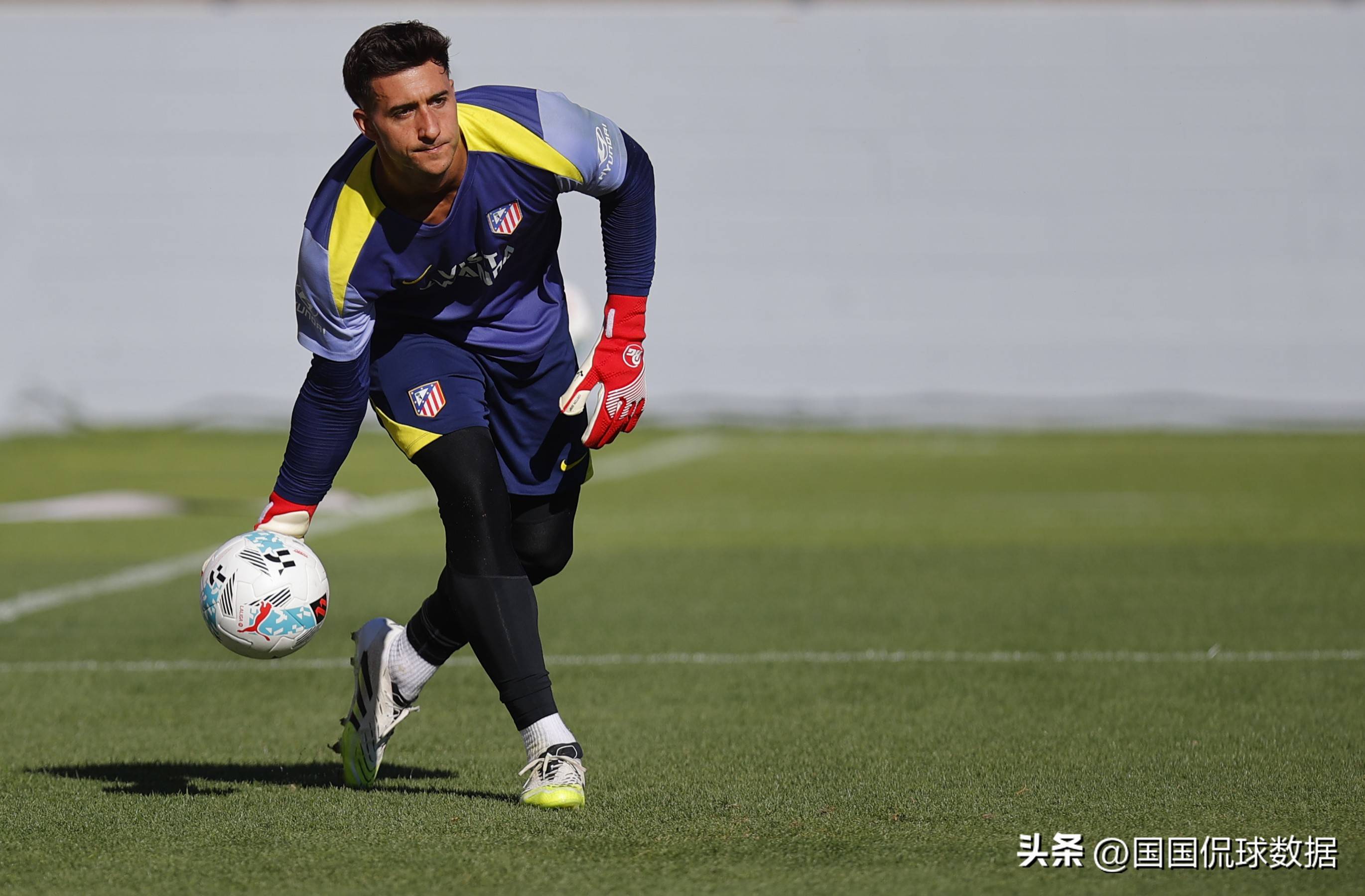 今晚体能课后,马德里竞技状态回暖备战西甲,气氛紧张,年轻球员得到机会的简单介绍 今晚体能课后,马德里竞技状态回暖备战西甲,气氛紧张,年轻球员得到机会的简单介绍