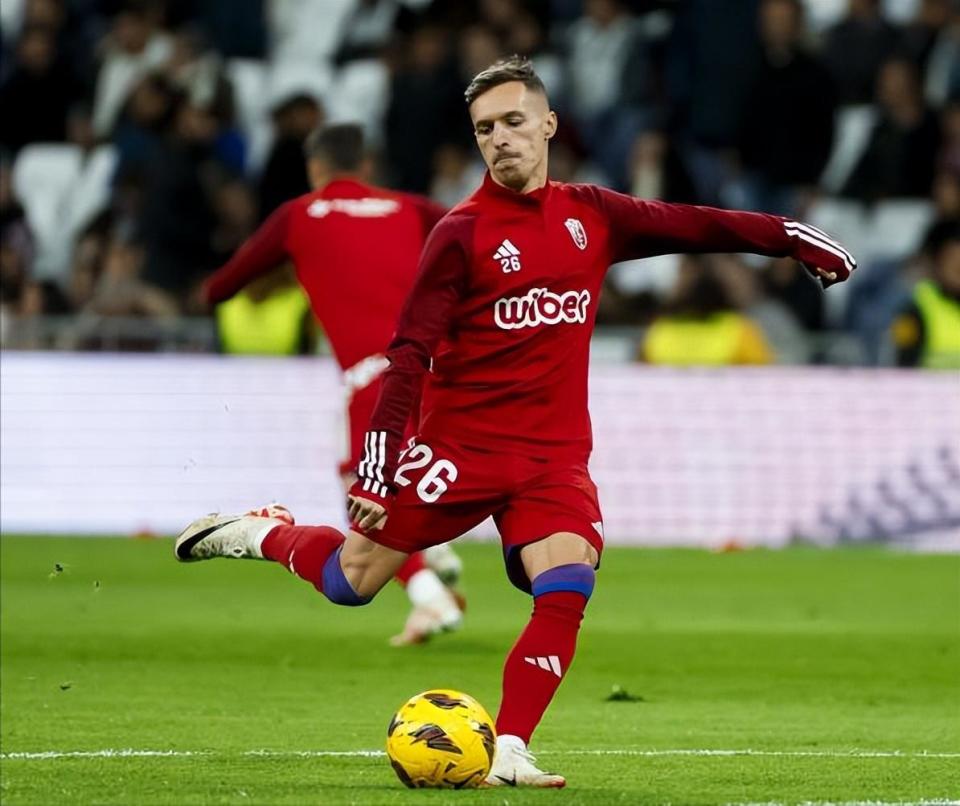 清晨全明星赛焦点战，拜仁慕尼黑豪取连胜，气氛紧张，球探报告显示潜力(奔赴星空完整版)