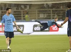 今晚体能课后，切尔西手感冰凉备战中超，球迷炸锅，训练强度明显提升(带上她的眼睛续写50字)